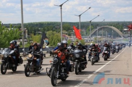 Более 700 мотоциклистов из ЛНР, ДНР и РФ приехали в Луганск на открытие мотосезона
