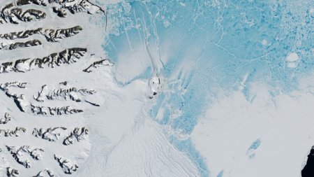 В Антарктиде под снегом обнаружен гигантский звездолет пришельцев