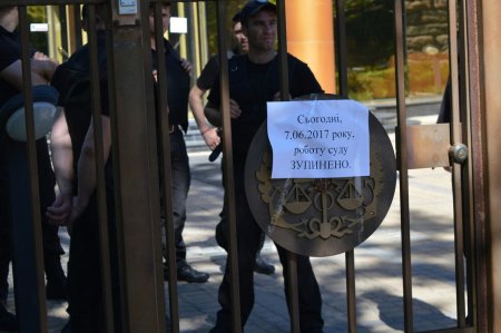 Беспорядки в Одессе: радикалы сорвали заседание суда по отмене выделения земли участникам войны на Донбассе