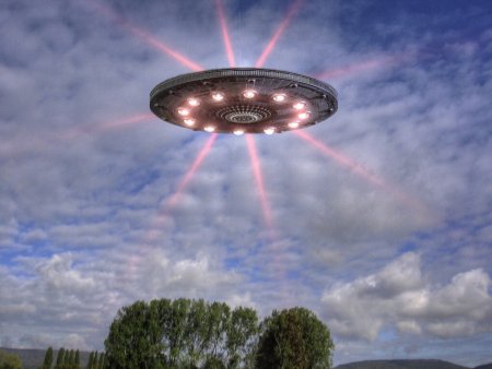 На курорте в Англии уфолог снял два НЛО