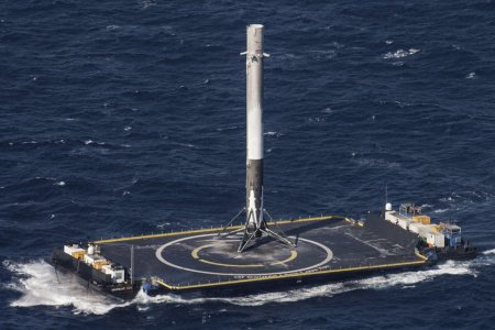 Использованная ракета Falcon 9 успешно села на плавучую платформу в Атлантике