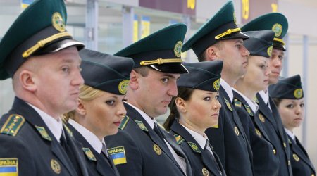 Визовый нажим: Турчинов предложил пускать россиян на Украину по биометрическим загранпаспортам