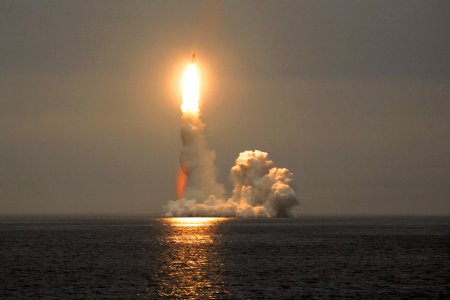 «Крейсер «Юрий Долгорукий» провел успешный запуск ракеты «Булава»» Армия и Флот