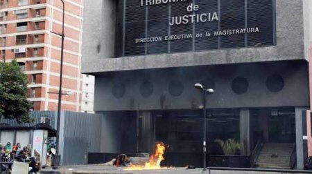 Полицейский вертолет атаковал здание Верховного суда Венесуэлы - Военный Обозреватель
