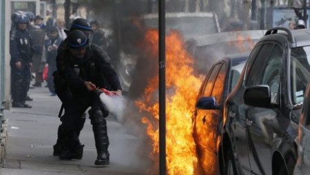 Французские нарушители сожгли почти 900 машин