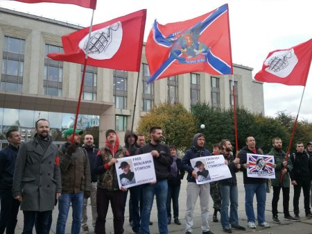 Националисты атаковали посольство Великобритании в Москве