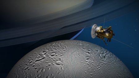 Зонд «Кассини» обнаружил странную аномалию у Сатурна: Есть ли жизнь на его спутнике?