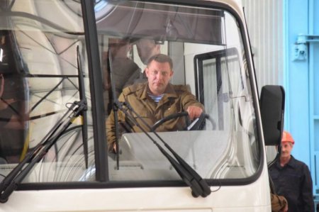 Глава ДНР Александр Захарченко провел тест-драйв первого автобуса, собранного в Республике
