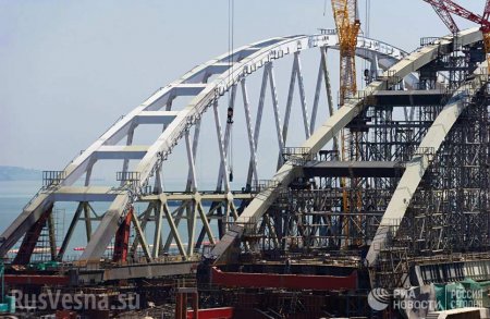 В керченском проливе начали установку гигантской железнодорожной арки для моста в Крым | Русская весна