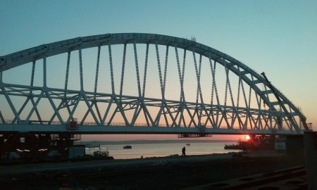 «02.20 - буксировка железнодорожной арки Крымского моста завершена» Фотофакты