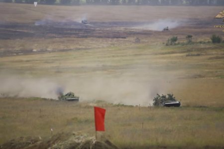 Впечатляющие кадры: Тактические учения ВС ДНР с боевой стрельбой (видео)