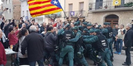 Испанская полиция в Каталонии начала стрелять и избивать людей