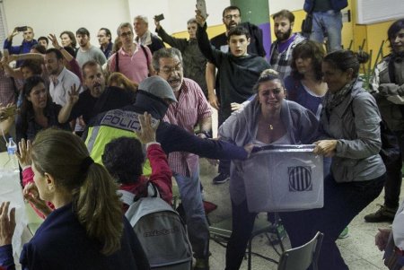 Референдум в Испании - Разгон митинга в Каталонии. Демократия в действии