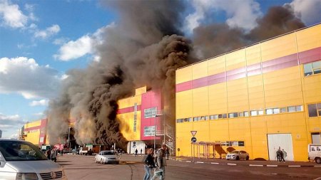 В Москве горит торговый комплекс