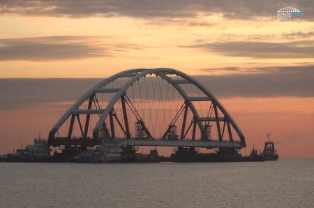 Фото транспортировки второй арки Крымского Керченского моста для автомобилей 11 октября 2017