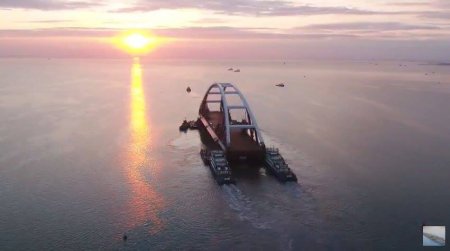 Началась установка автодорожной арки Крымского моста Видео