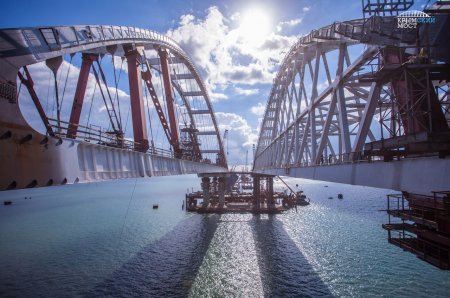 Арка крымского моста полностью закреплена. Операция выполнена с опережением плана