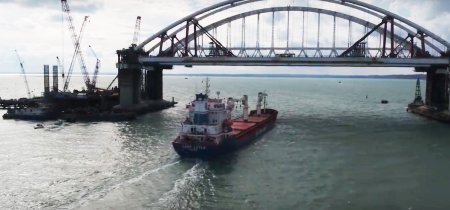 Под автодорожной аркой Керченского моста прошло первое судно