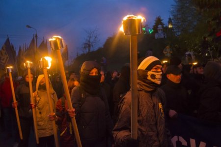 «Обратно на Украину не хотим» - жители Донецка о факельном шествии в Киеве