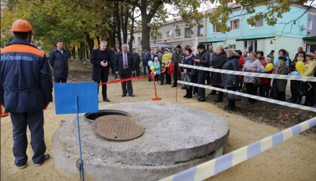 На Украине торжественно открыли канализационный люк