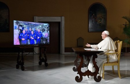 Космонавты с МКС пообщались с папой Римским