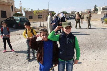Трогательные кадры: Как освобождённые от боевиков сирийские дети радуются приезду российских военных (ФОТО)