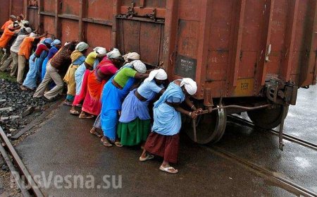 Это Украина: на Закарпатье поезд «заводили с толкача» (ВИДЕО)