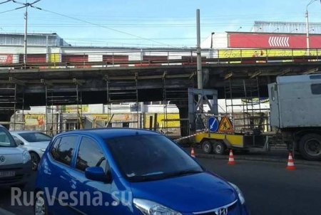 В Киеве под многострадальным Шулявским мостом застрял грузовик (ФОТО)