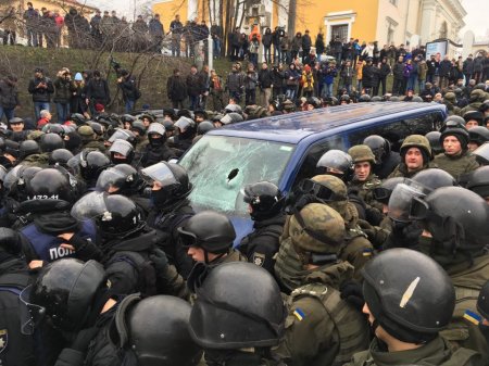 Стрельба и взрывы: под домом Саакашвили начались столкновения