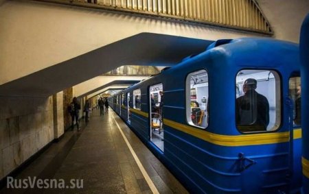 В метро Киева голый мужчина бегал по вагону и обнимал ловивших его (ВИДЕО 18+)