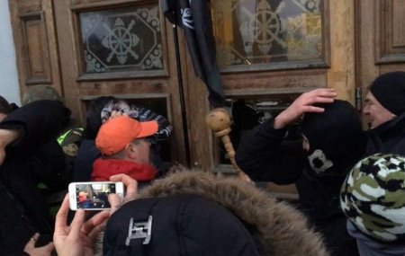 Полиция Украины завела уголовное дело после попытки захвата Октябрьского дворца