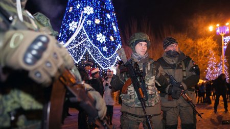 Донбасс готовится встречать Новый год, несмотря на обстрелы
