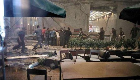 Видео: в здании индонезийской биржи рухнул балкон с людьми