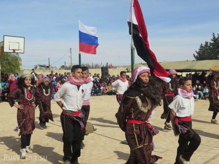 «Катюша» и «Полюшко поле»: Сирийские красавицы и дети встретили российских военных песнями (ФОТО)