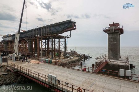 Надвижка над морем: началась установка железнодорожных пролетов Крымского моста (ФОТО)