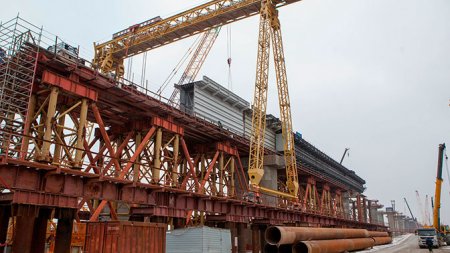 Опубликованы впечатляющие кадры сооружения железнодорожных пролетов Крымского моста