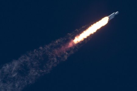 Центральный разгонный блок Falcon Heavy не смог сесть на плавучую платформу