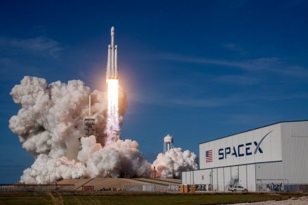 Центральный разгонный блок Falcon Heavy не смог сесть на плавучую платформу