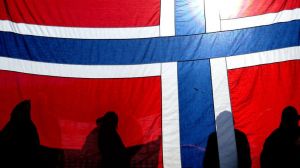 Норвежский шпиц на американском поводке