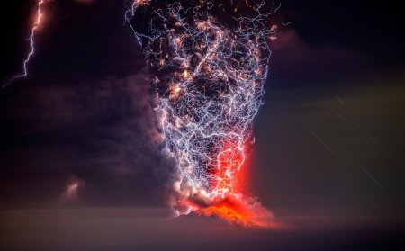 Ученым впервые удалось записать гром вулканических молний