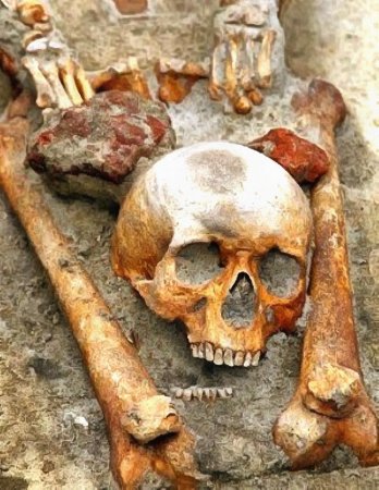 Ученые: В Италии найдены останки родившей женщины в могиле