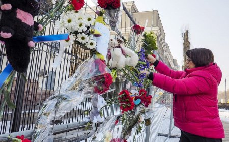 В Киеве продолжают нести цветы к российскому посольству