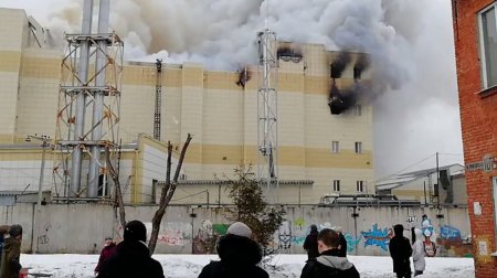 Видео начала пожара в ТЦ в Кемерово