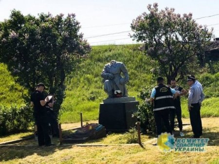 Вандалы повредили памятник красноармейцам в Волынской области
