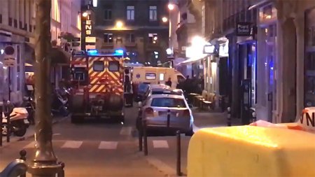 В центре Парижа неизвестный с ножом напал на прохожих