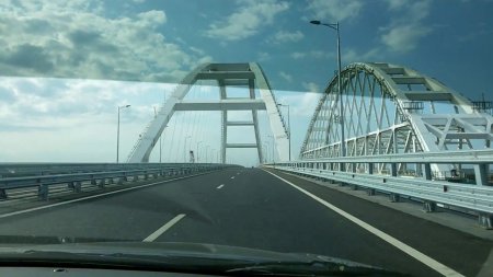 Крымский мост Пустой Где машины? Как реагируют на киевские номера ГАИ