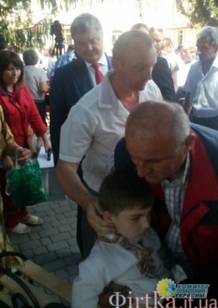 На Прикарпатье от продолжительной речи Порошенко на линейке школьник упал в обморок