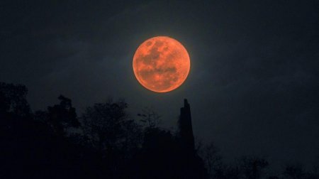 Очевидцы со всего мира делятся уникальными кадрами Кровавой Луны