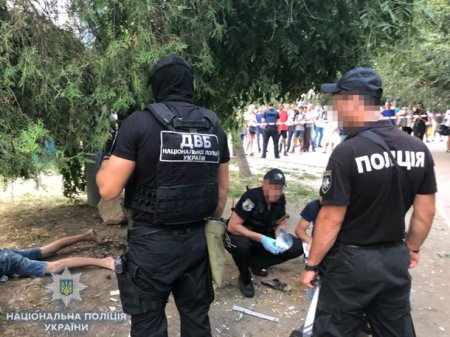 В Одессе пытались взорвать полицейскую | На трассе Киев-Одесса полиция разбила водителю стекло и порвала футболку
