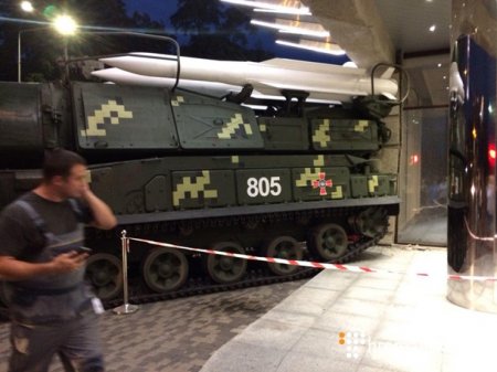 В Киеве установка Бук врезалась в здание